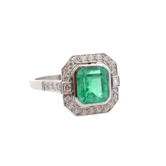 Entourage ring in platinum, emerald, and diamonds - Image 4
