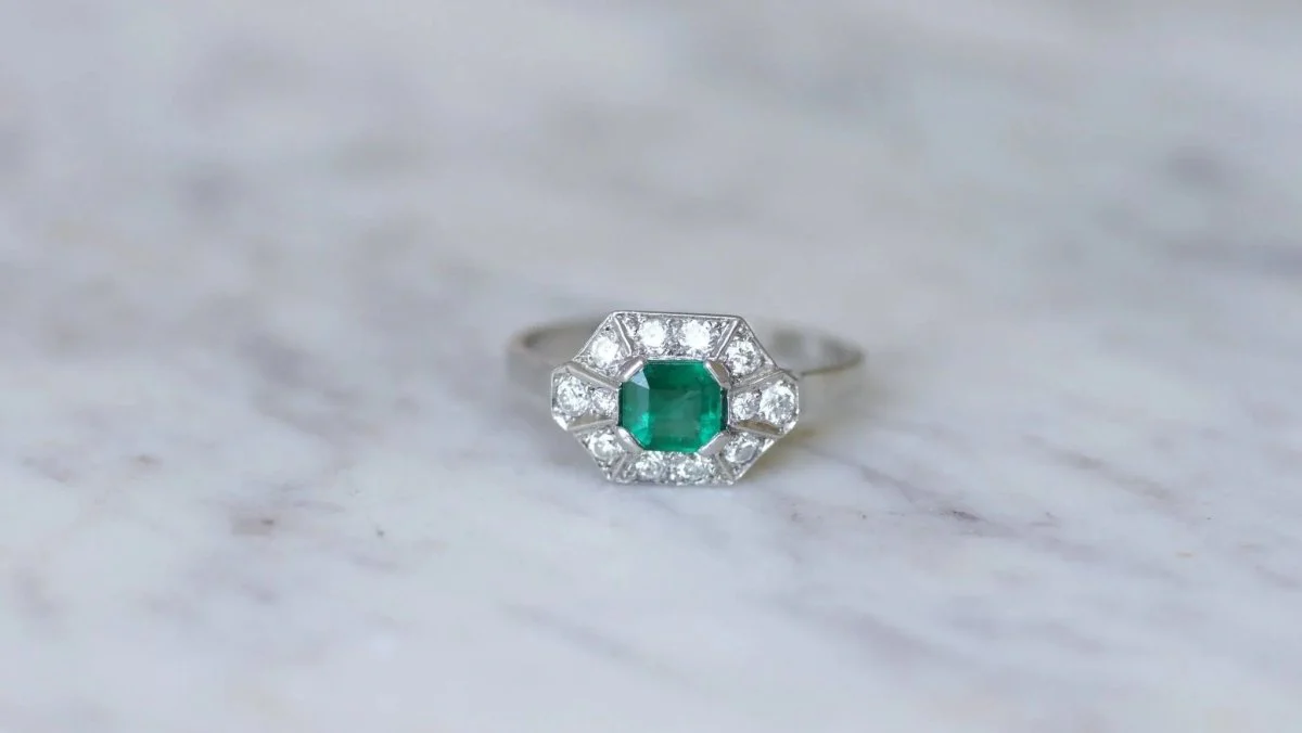 Art Deco Emerald and Diamond Ring in Platinum - Image 3