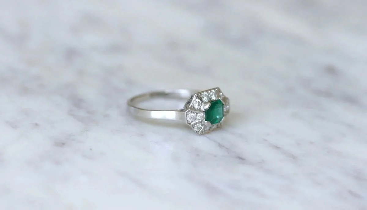 Art Deco Emerald and Diamond Ring in Platinum - Image 5