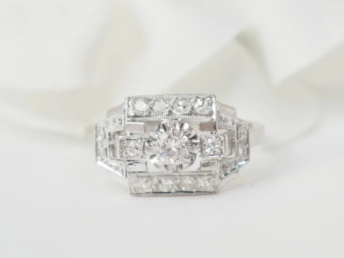 Ring Art Deco in paltinium and diamonds