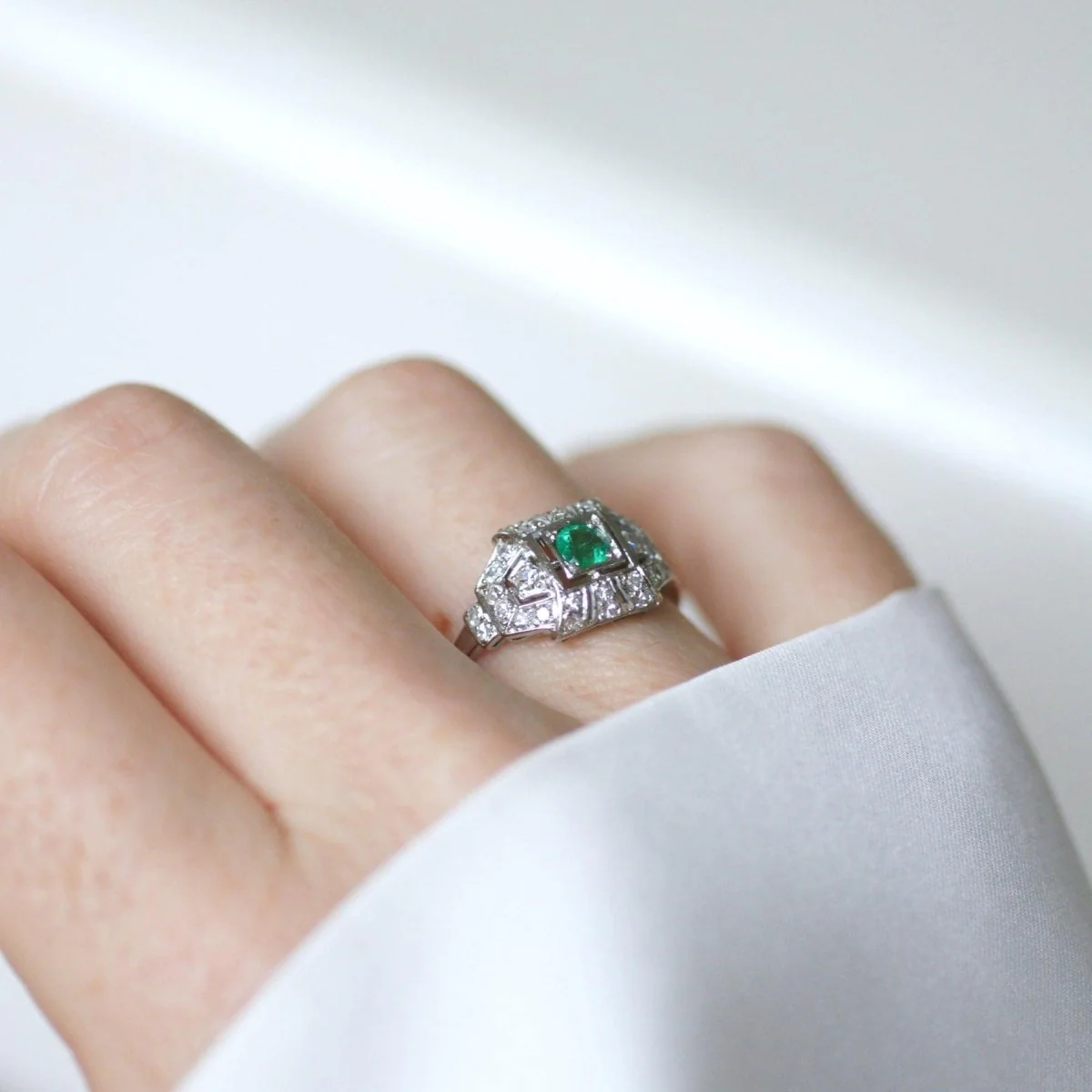 Ring in paltinium, emerald, and diamonds - Image 2