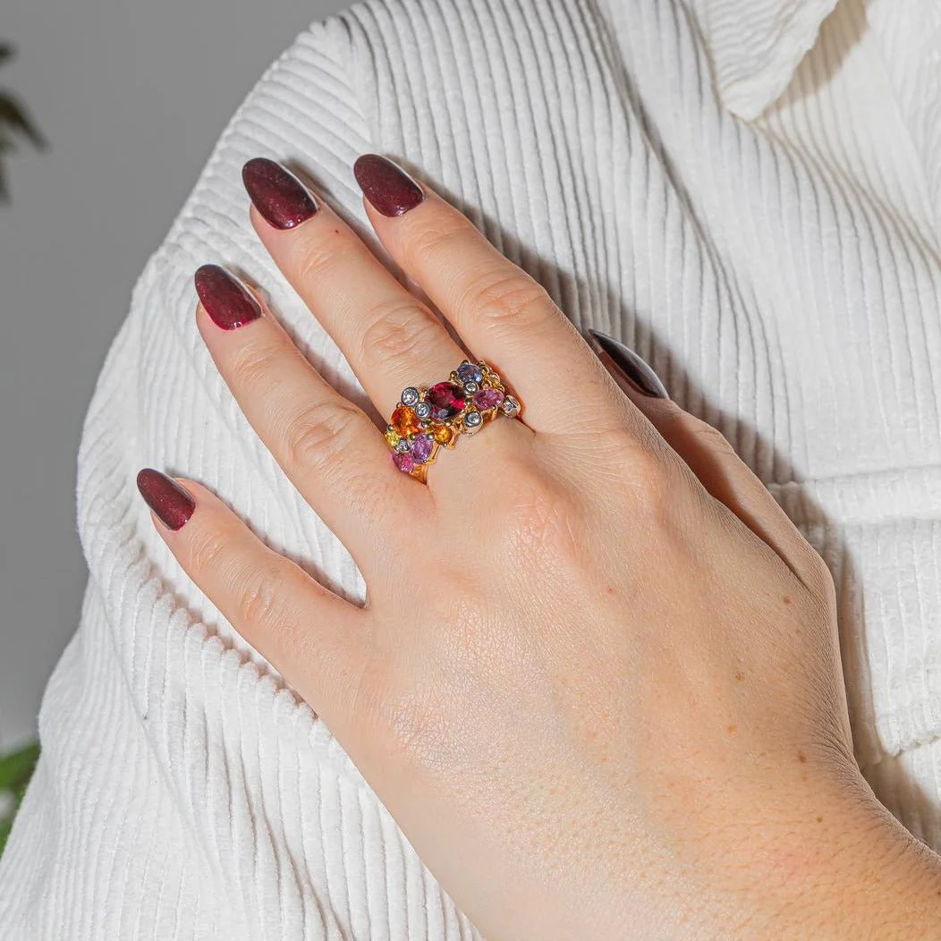 Bandeau ring in yellow gold, garnet, sapphires and diamonds - Image 2
