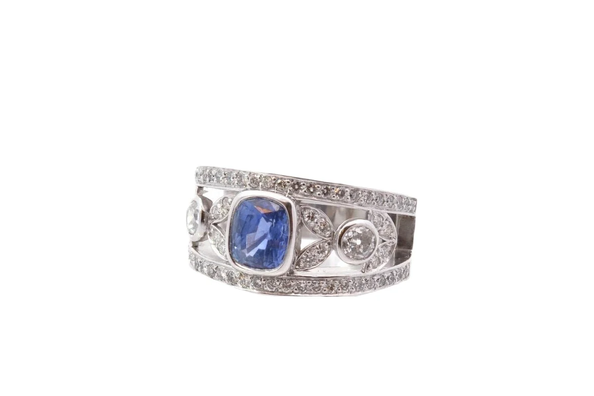 Bandeau ring in platinum, sapphire and diamonds