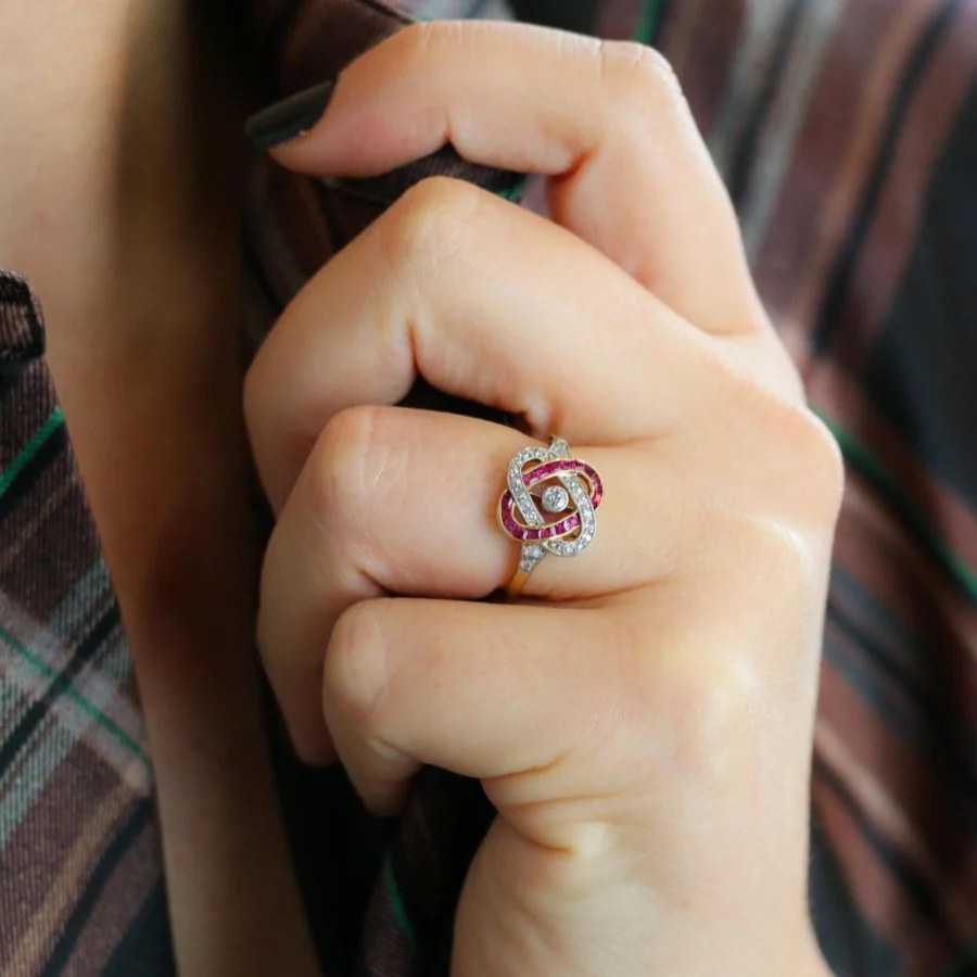 Ring Belle Epoque yellow gold diamonds ruby calibres - Image 2