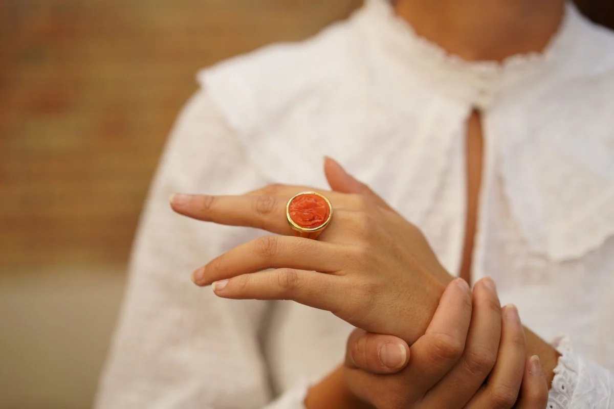 Coral cameo ring in yellow gold - Image 5
