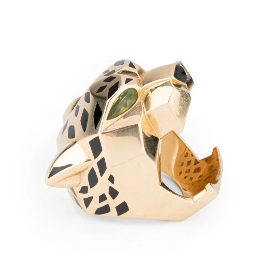 CARTIER “Tête de panthère” ring in yellow gold, black lacquer, onyx and peridots - Image 5