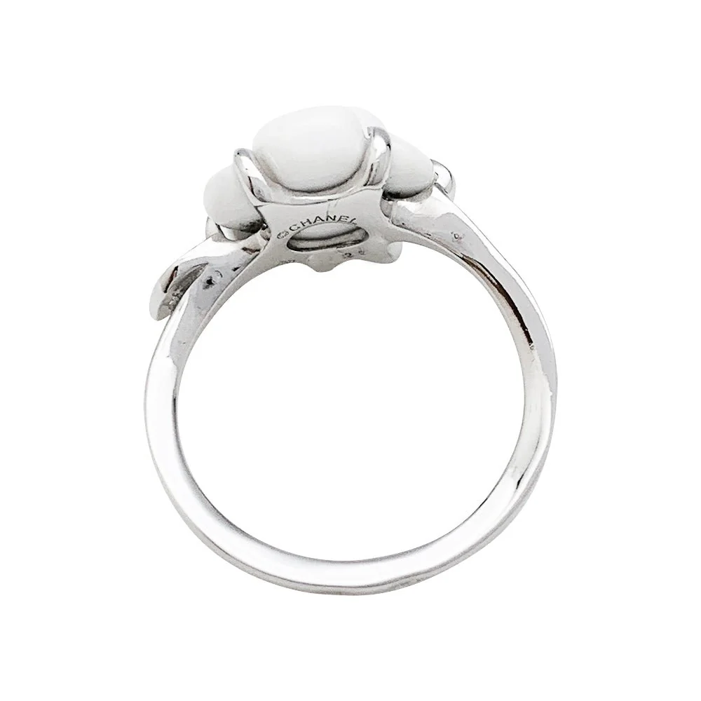 CHANEL “Camélia” ring in white gold, white agate and diamonds - Image 4