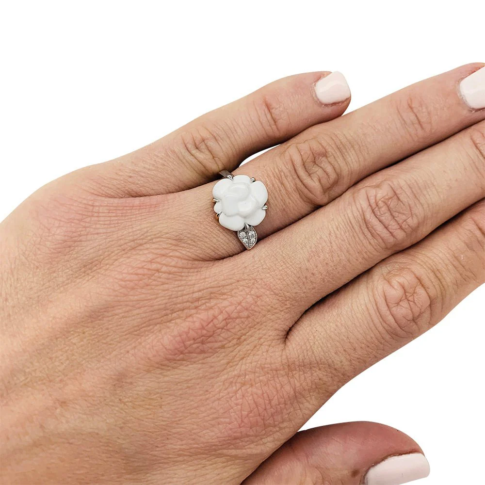 CHANEL “Camélia” ring in white gold, white agate and diamonds - Image 8