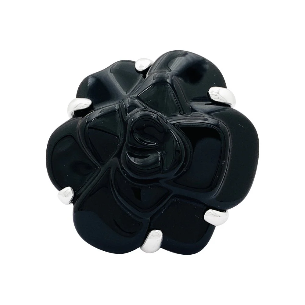 CHANEL “Camélia” ring in white gold and onyx
