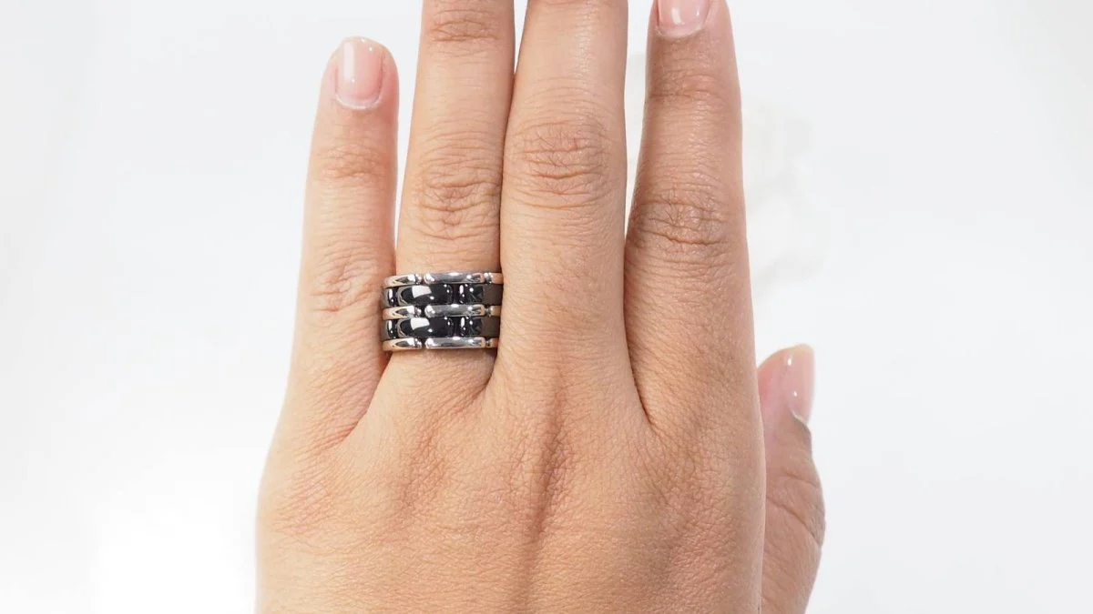 CHANEL Ultra-flexible ring in white gold and black ceramic - Image 2