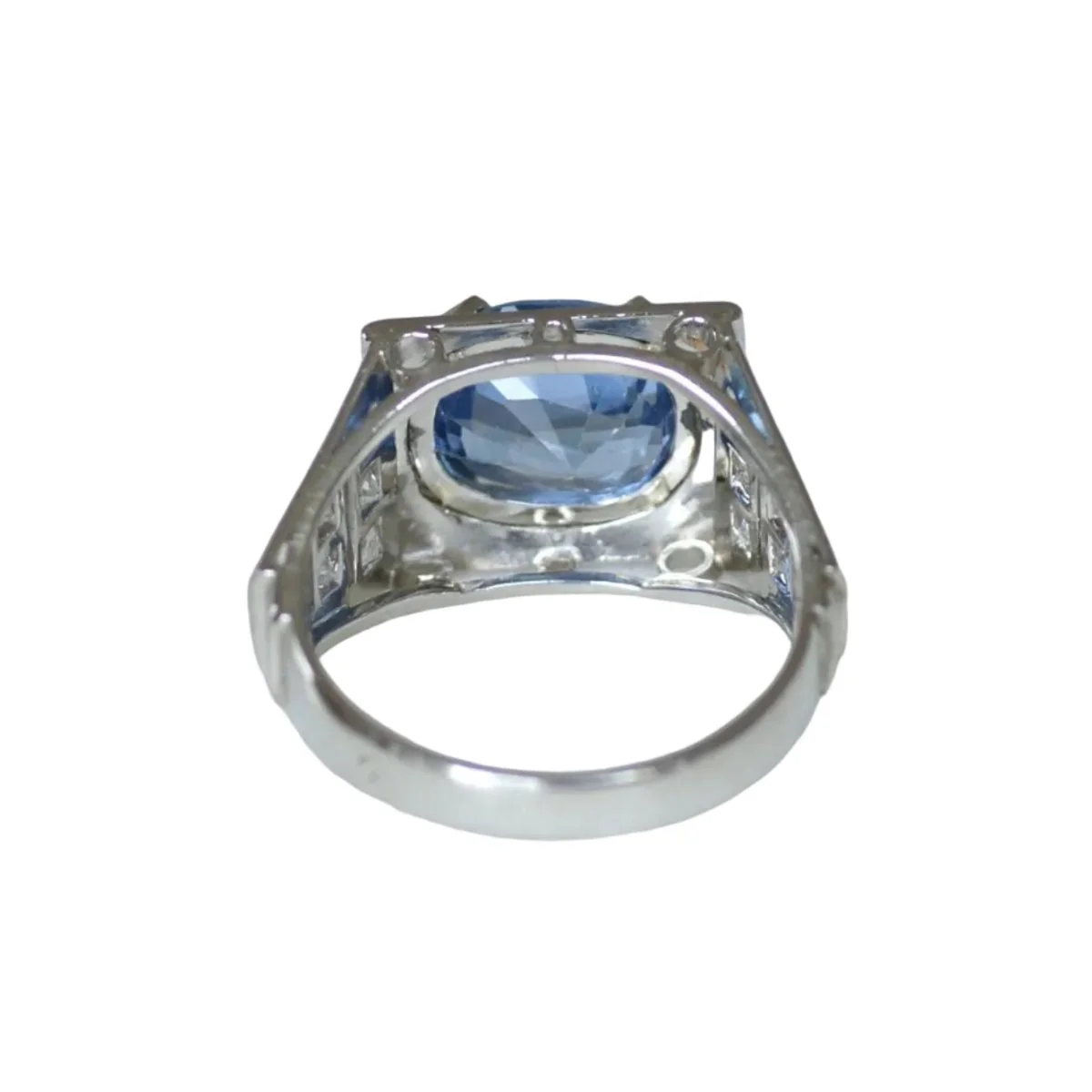 Art Deco Signet Ring with an Unheated Ceylon Sapphire (3.33 Cts) and Diamonds on Platinum - Image 4