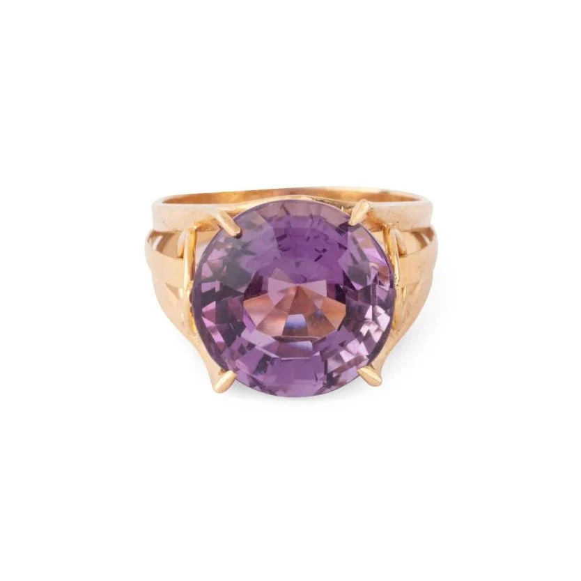 Signet ring in yellow gold and amethyst
