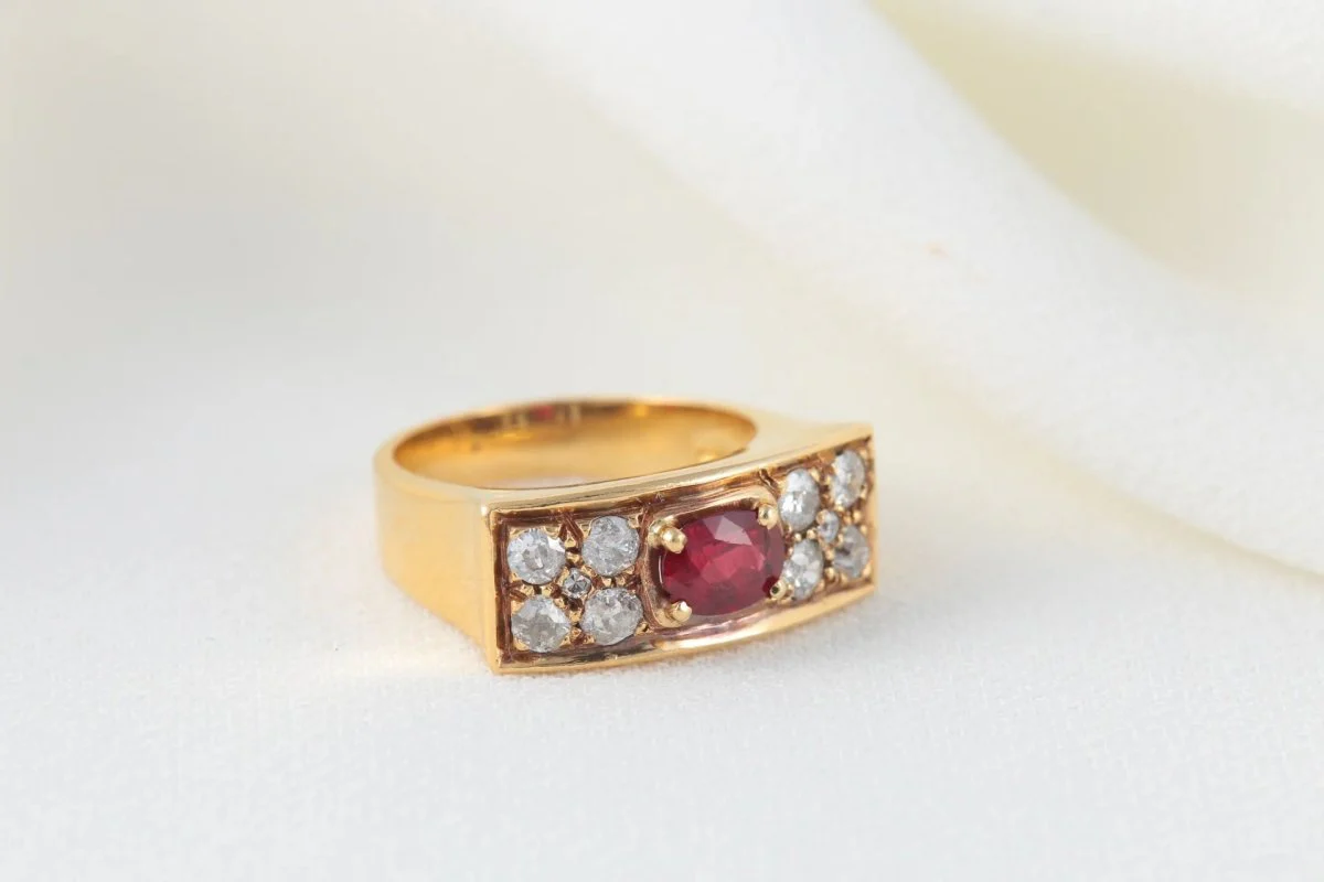 Vintage Signet Ring in Gold, Ruby and Diamonds - Image 3