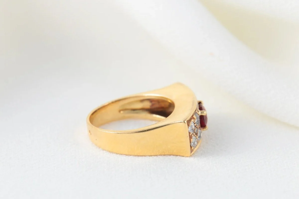 Vintage Signet Ring in Gold, Ruby and Diamonds - Image 4