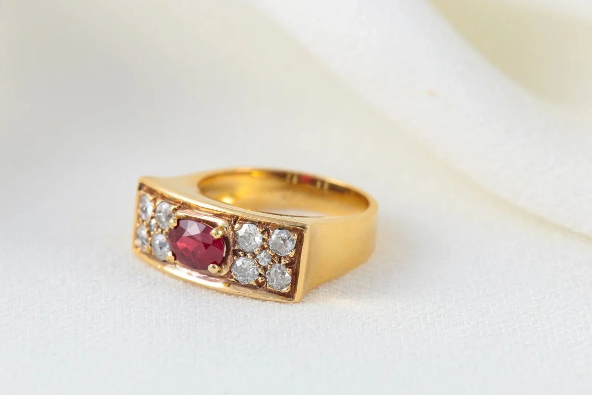 Vintage Signet Ring in Gold, Ruby and Diamonds - Image 6