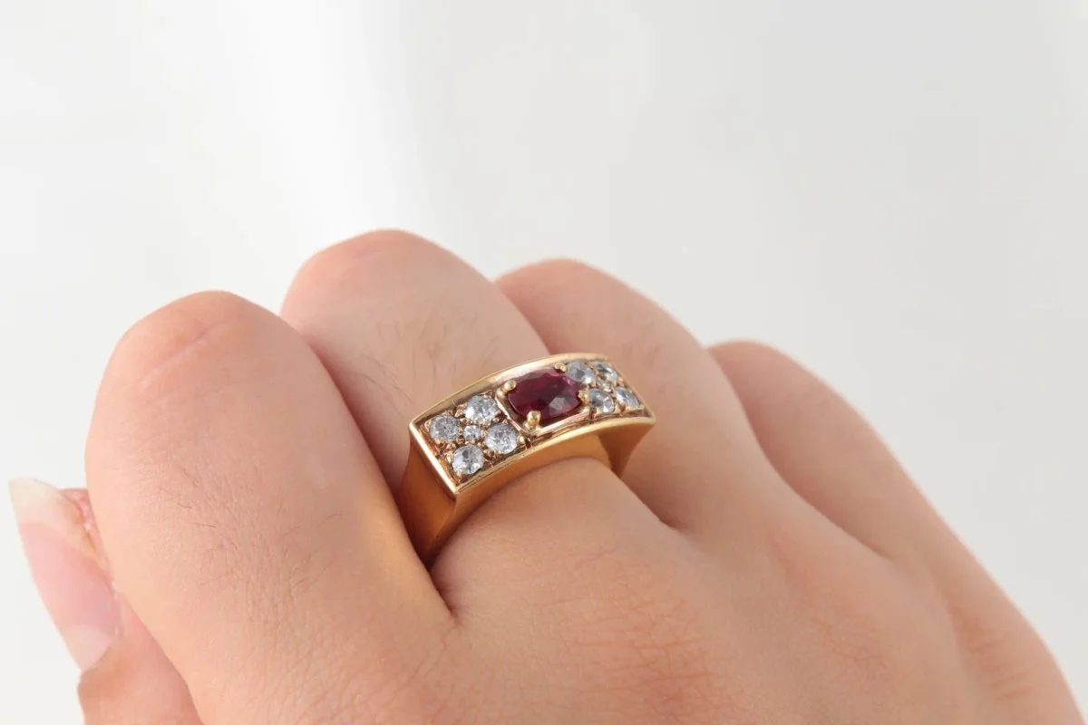 Vintage Signet Ring in Gold, Ruby and Diamonds - Image 7