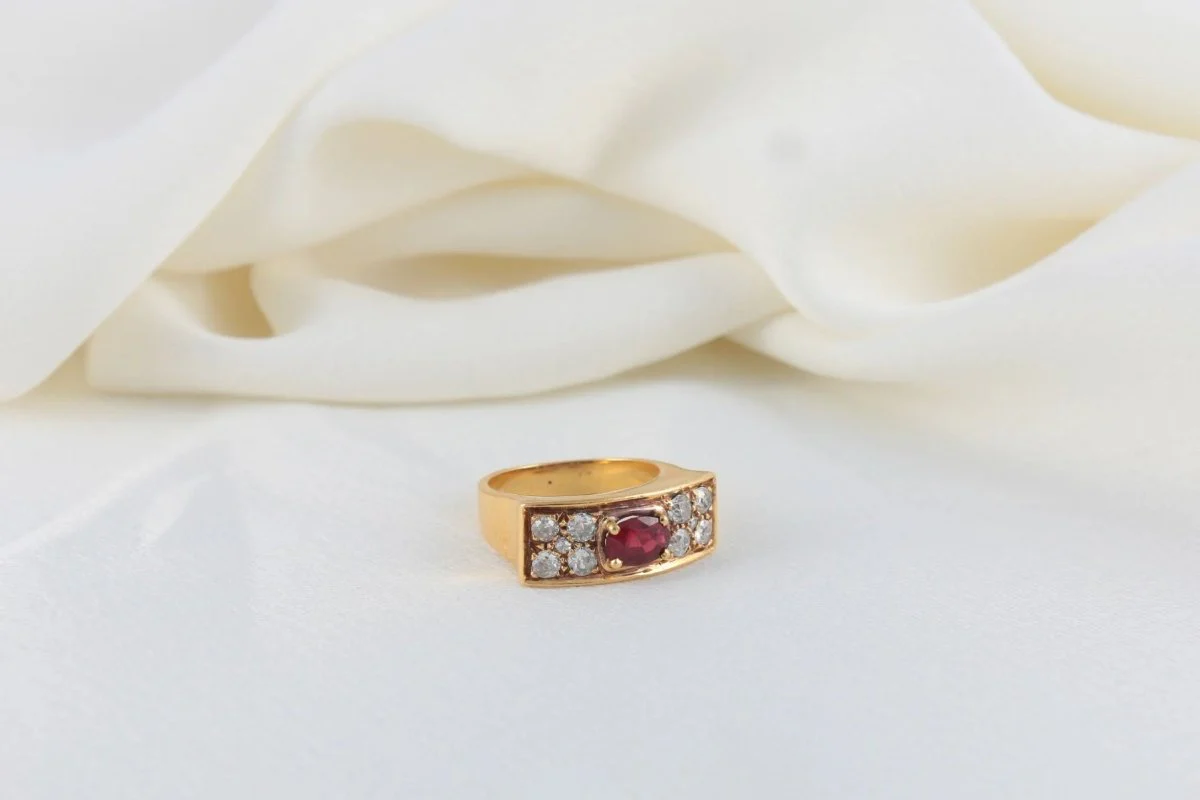 Vintage Signet Ring in Gold, Ruby and Diamonds - Image 9