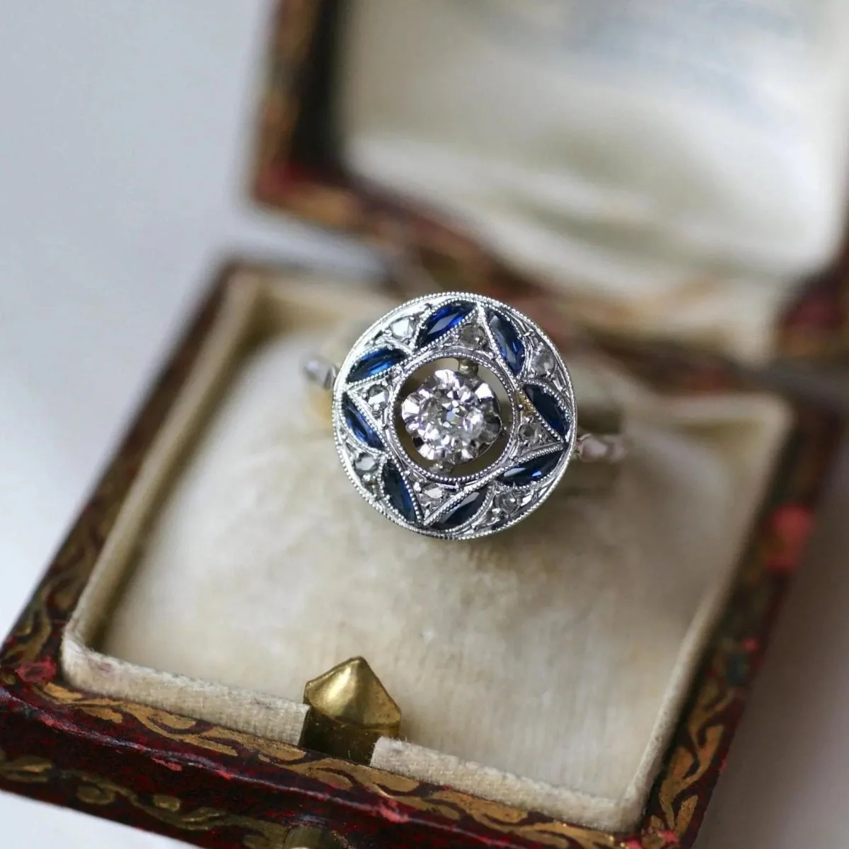 Entourage ring in white gold, platinum, sapphires and diamonds - Image 7