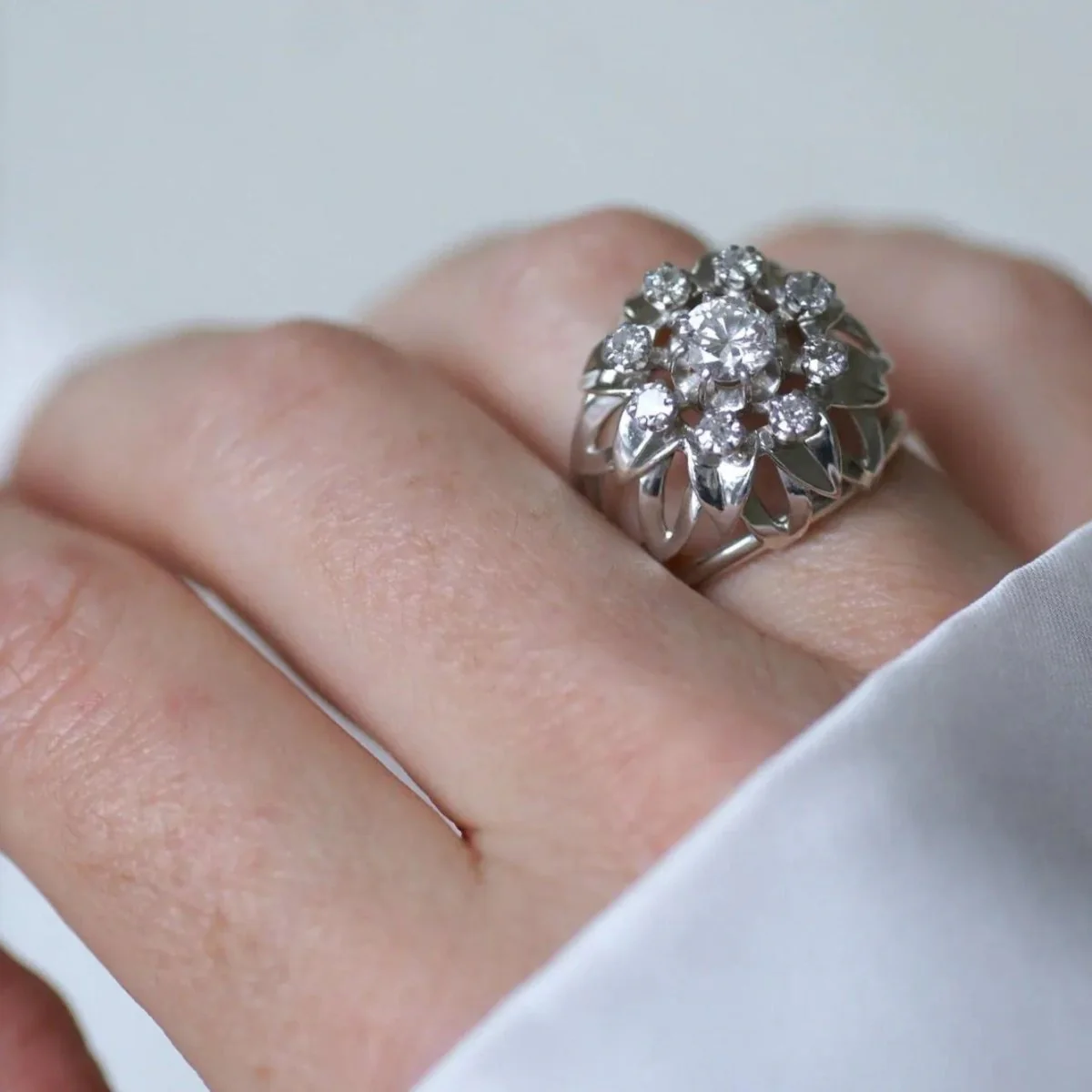 Cocktail ring in white gold, platinum, and diamonds - Image 2