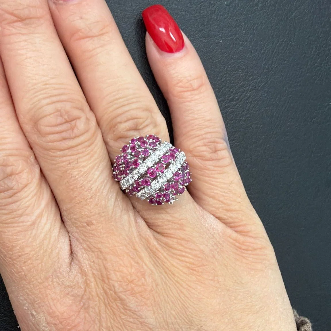 Bague Cocktail en or blanc, rubis et diamants - Image 2