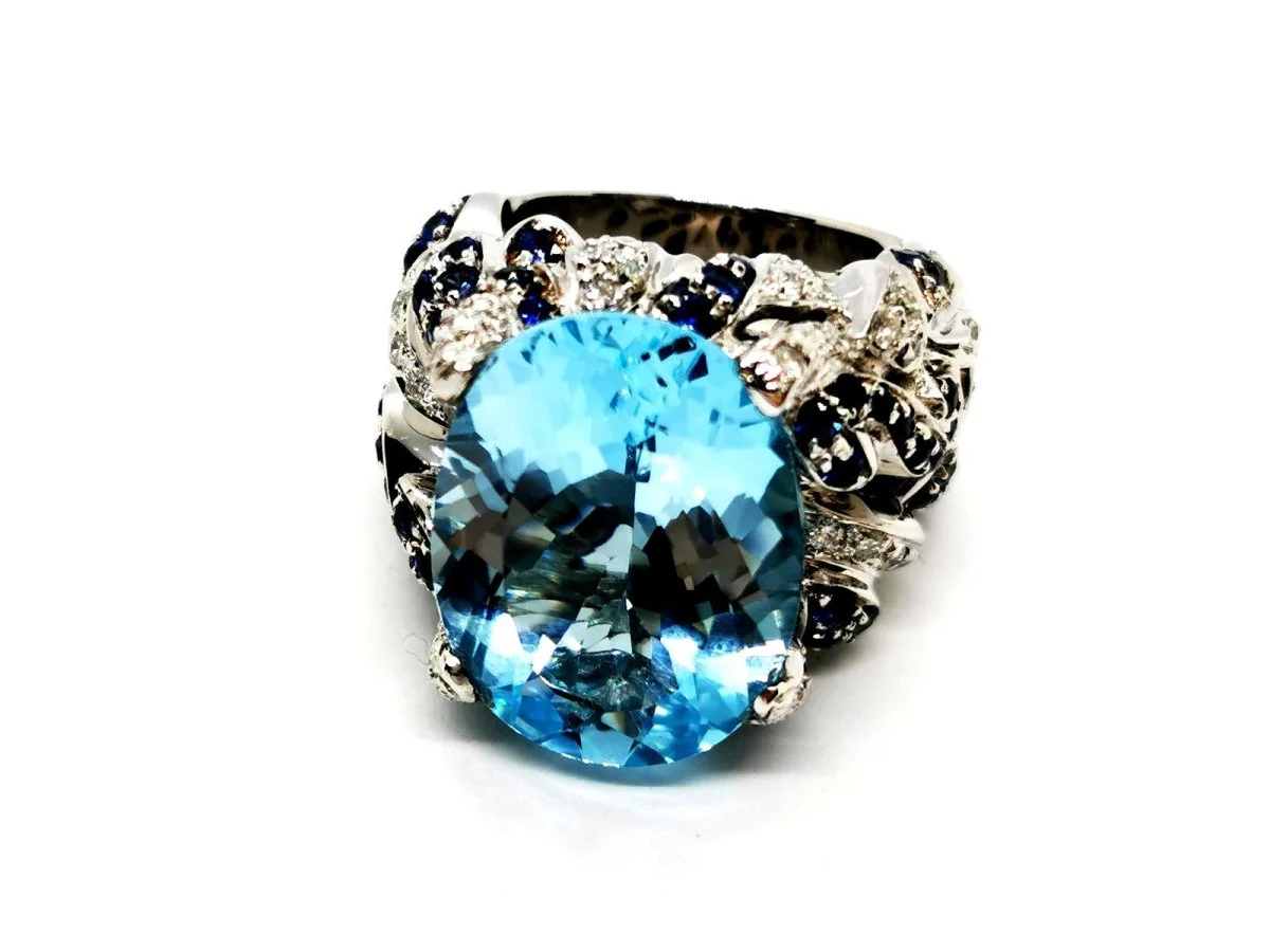 Cocktail Ring in White Gold and Topaz