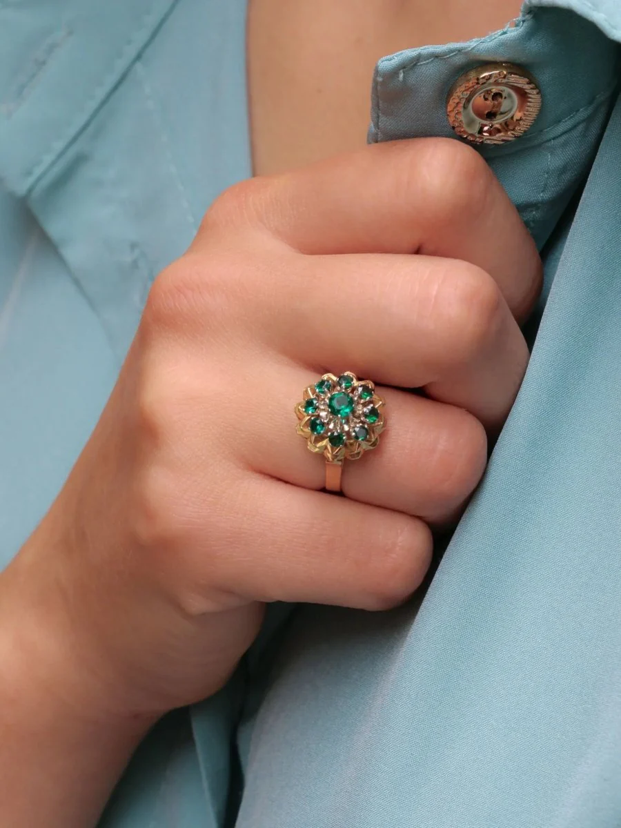 Yellow gold star ring with green stone - Image 2