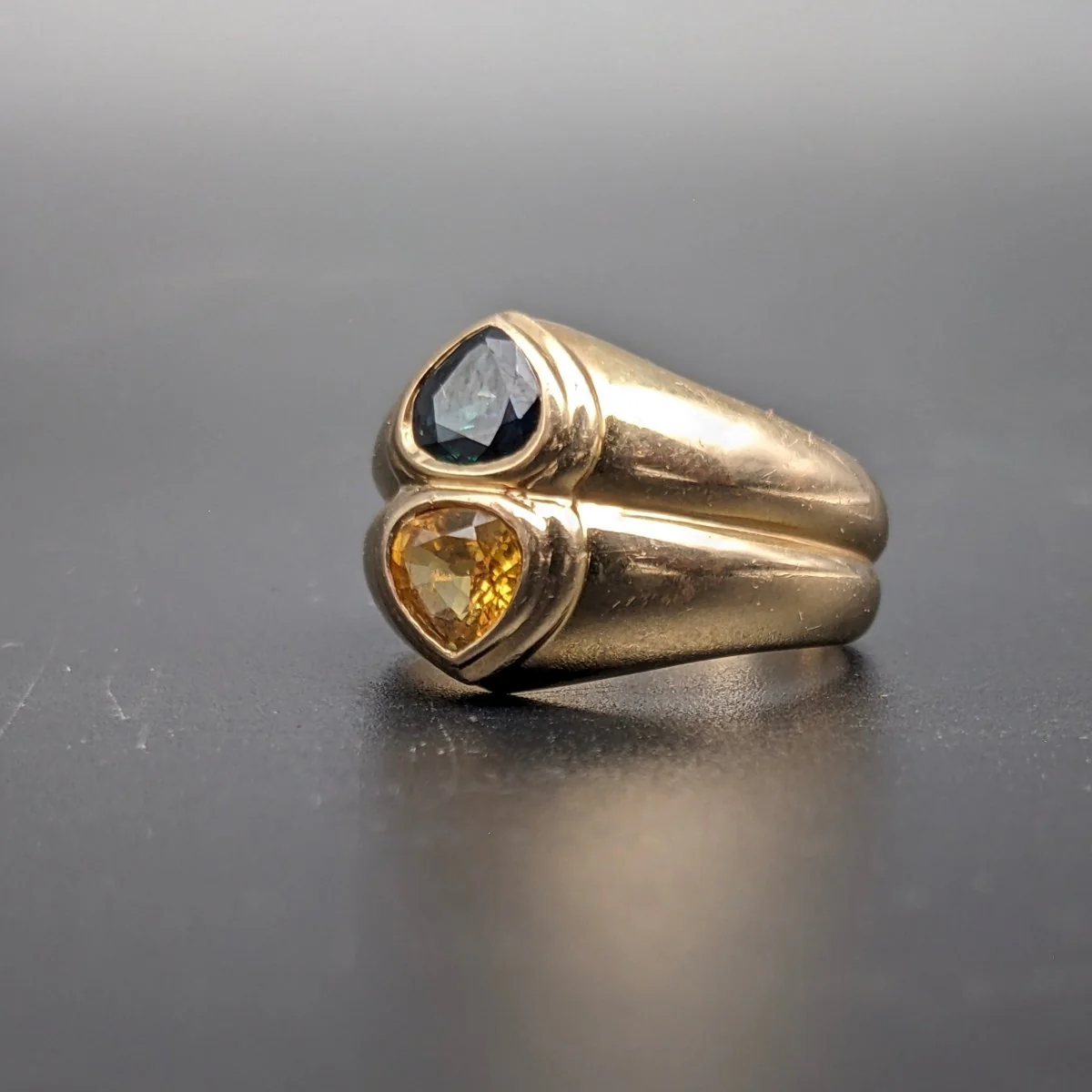 Hearts ring in yellow gold, yellow sapphire and blue sapphire - Image 8