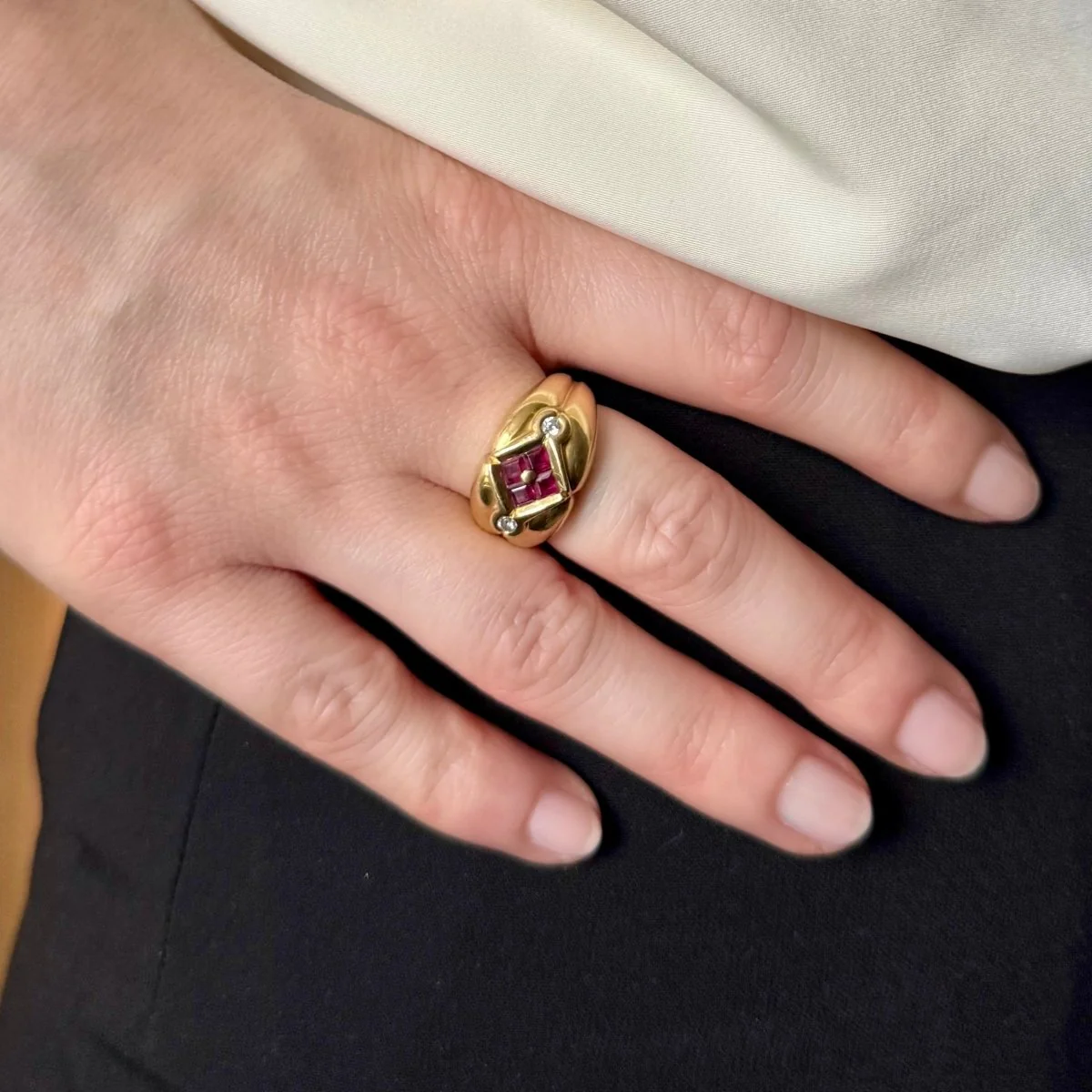Dome ring in yellow gold, rubies and diamonds - Image 2