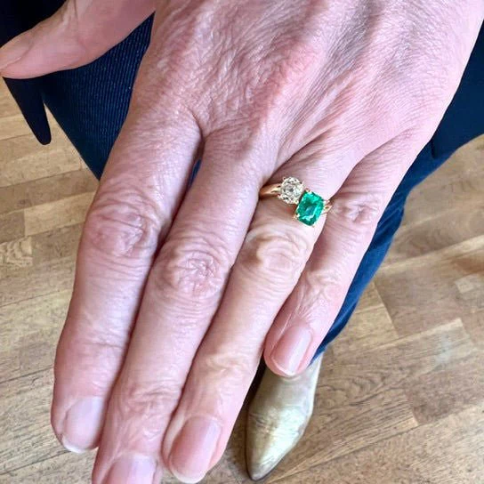 Toi & Moi ring in yellow gold, Colombian emerald and diamond - Image 2