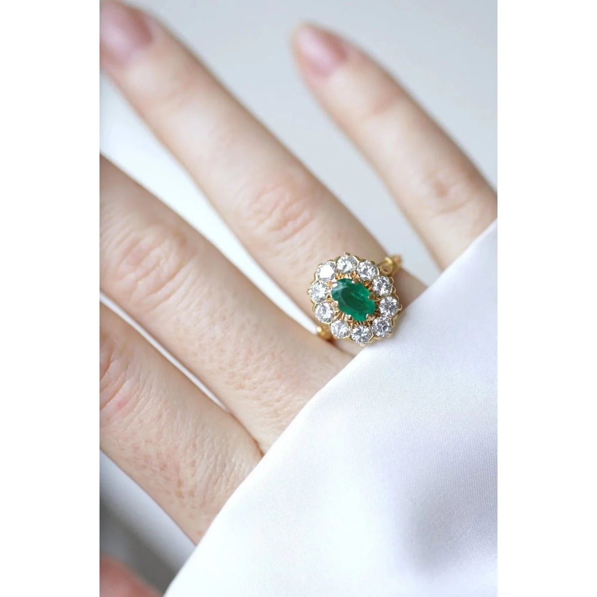 Vintage emerald and diamond daisy ring - Image 3