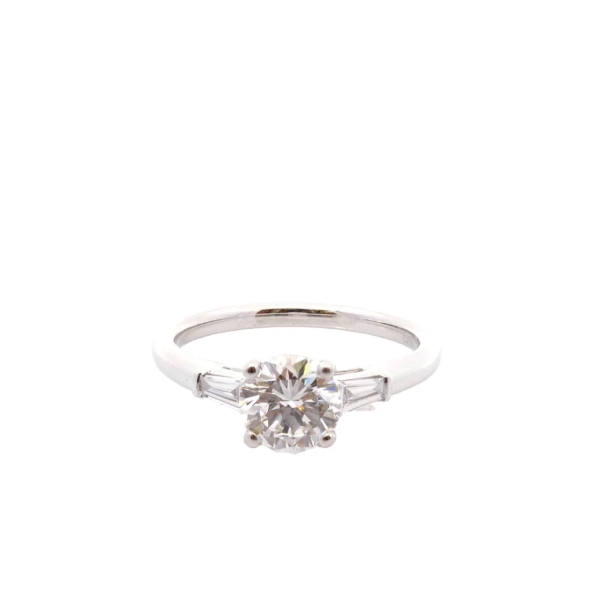 Solitaire ring in platinum and diamonds