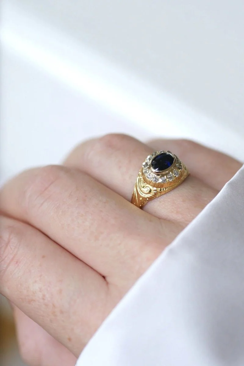 Sapphire dome ring surrounded by diamonds - Image 3