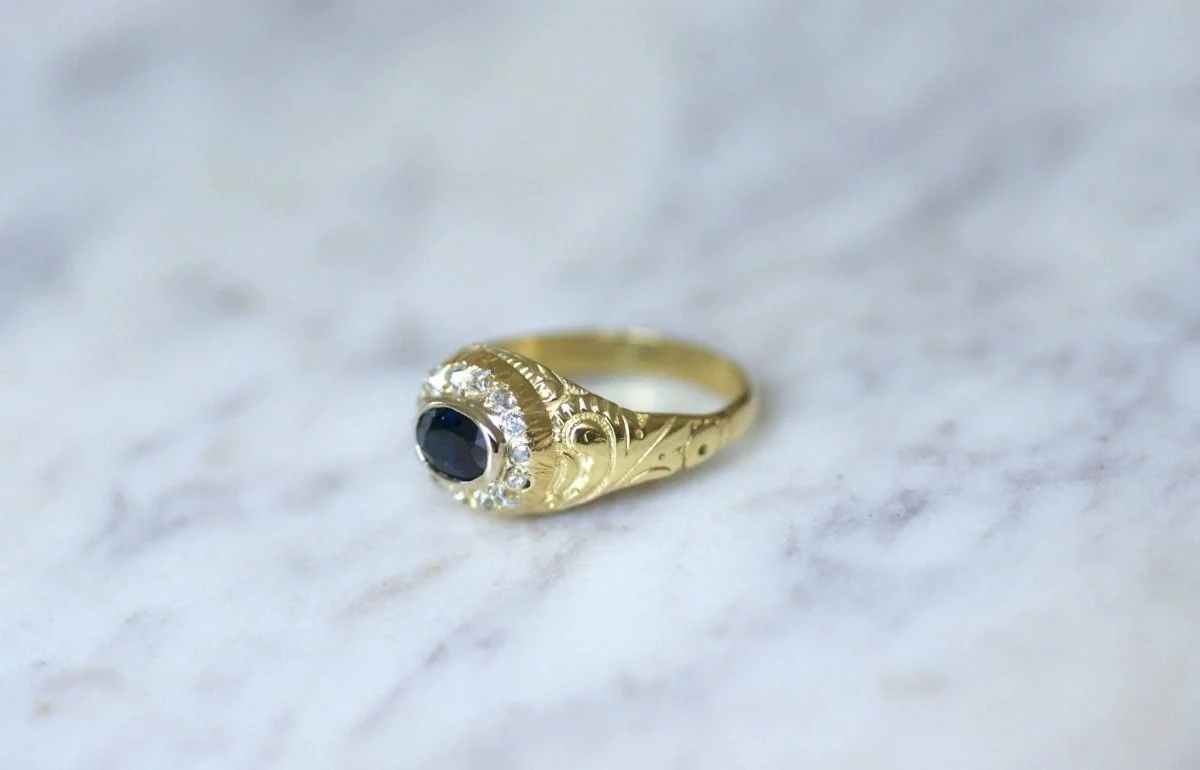 Sapphire dome ring surrounded by diamonds - Image 4