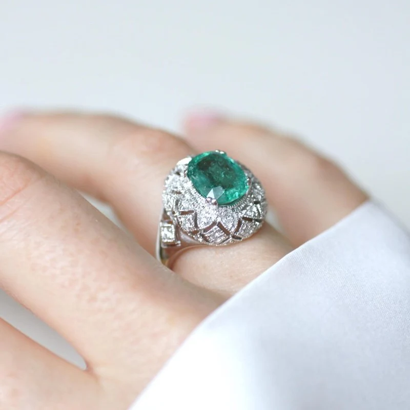 Ring Dome in white gold, emerald and diamonds - Image 2