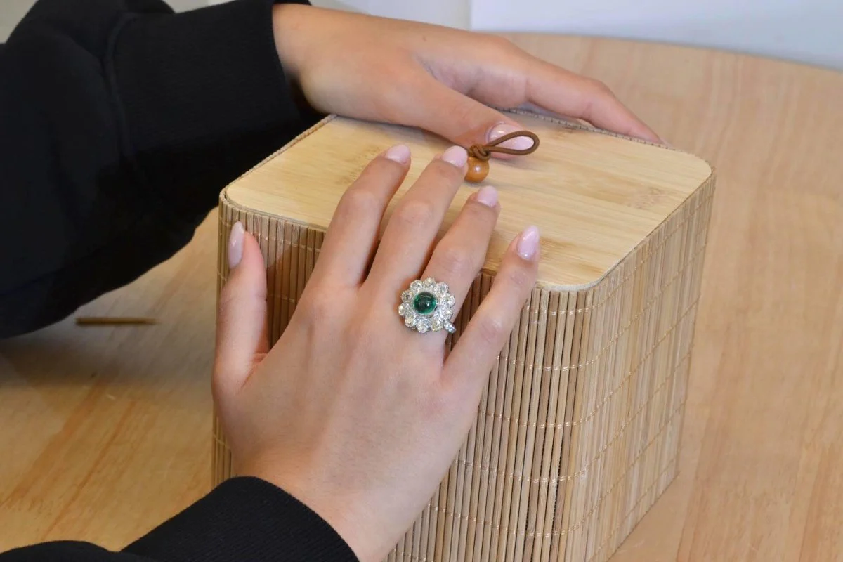Emerald cabochon and diamond ring - Image 6