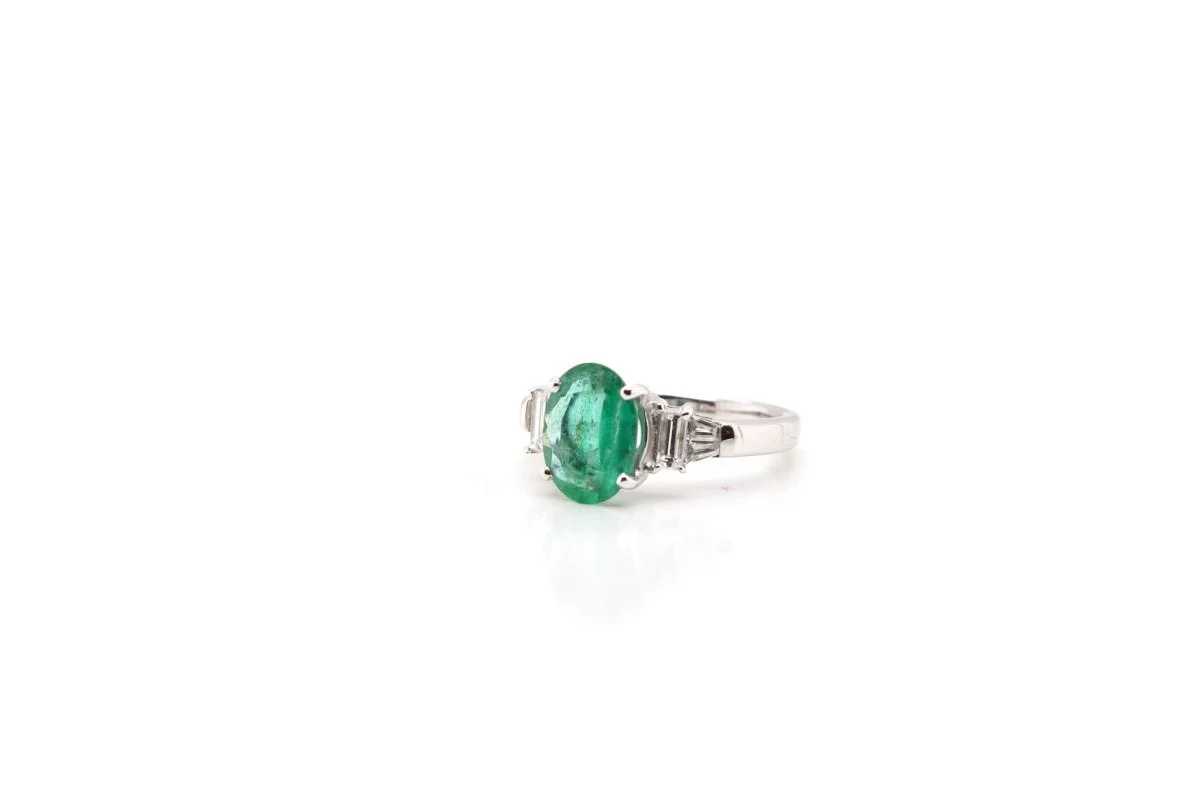 Colombian emerald and baguette diamond ring - Image 3