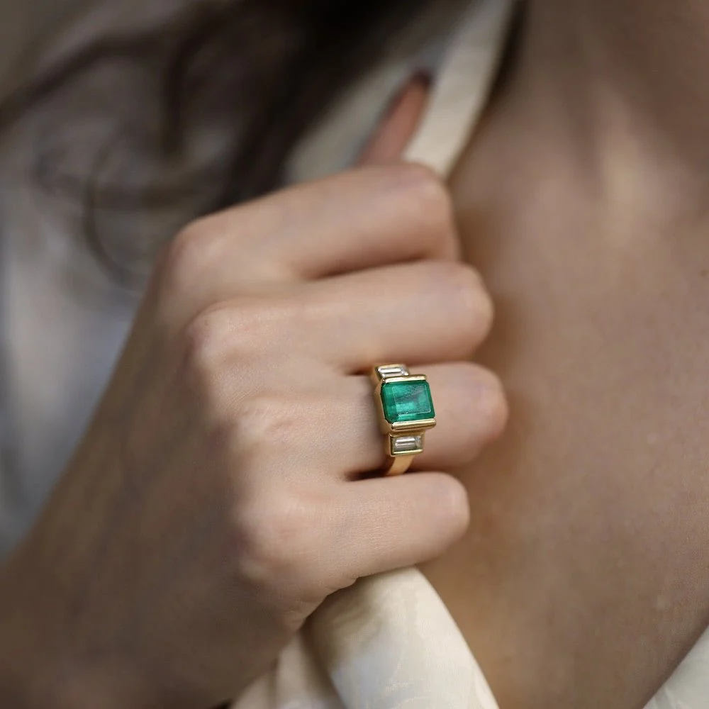 Ring Colombian emerald and diamonds baguettes in yellow gold 18k. Size 50-51 - Image 4