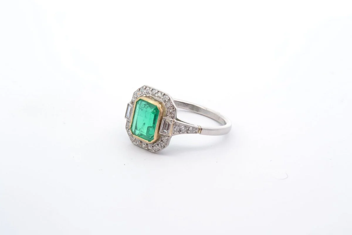 Emerald and diamond ring in gold and platinum - Image 2