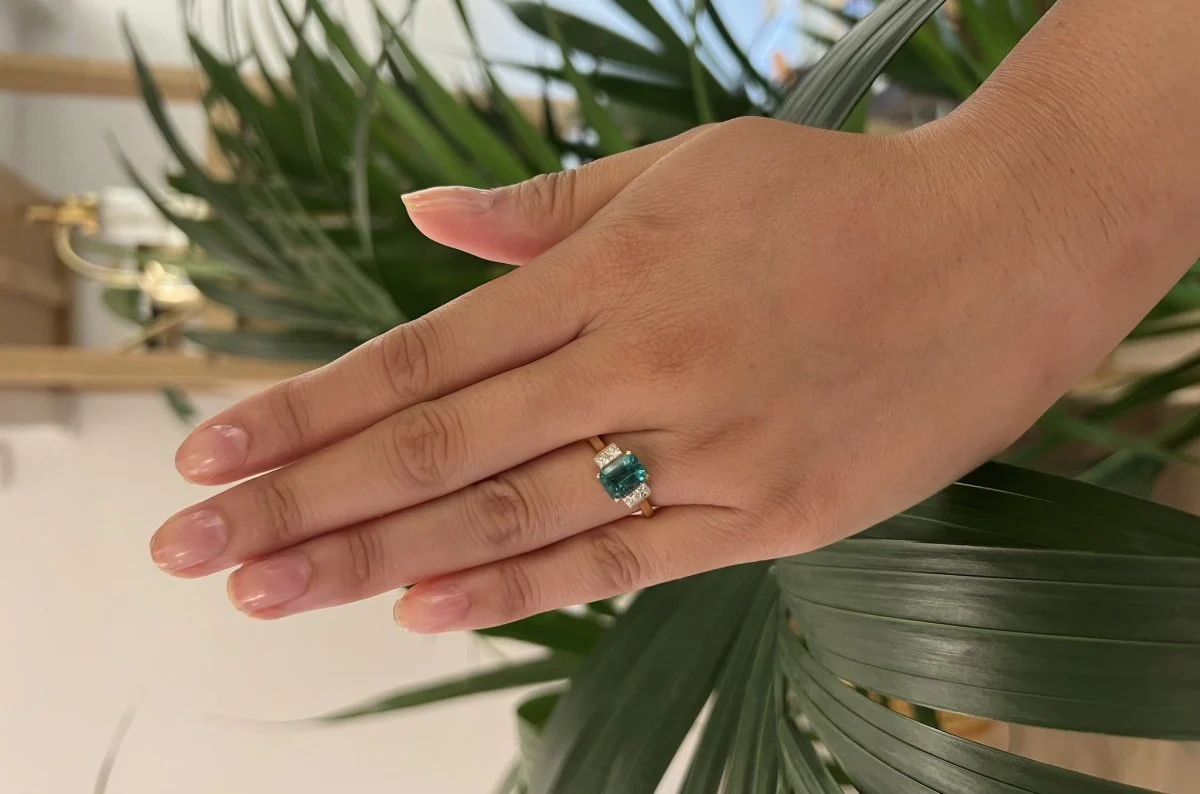Princess emerald and diamond ring - Image 7