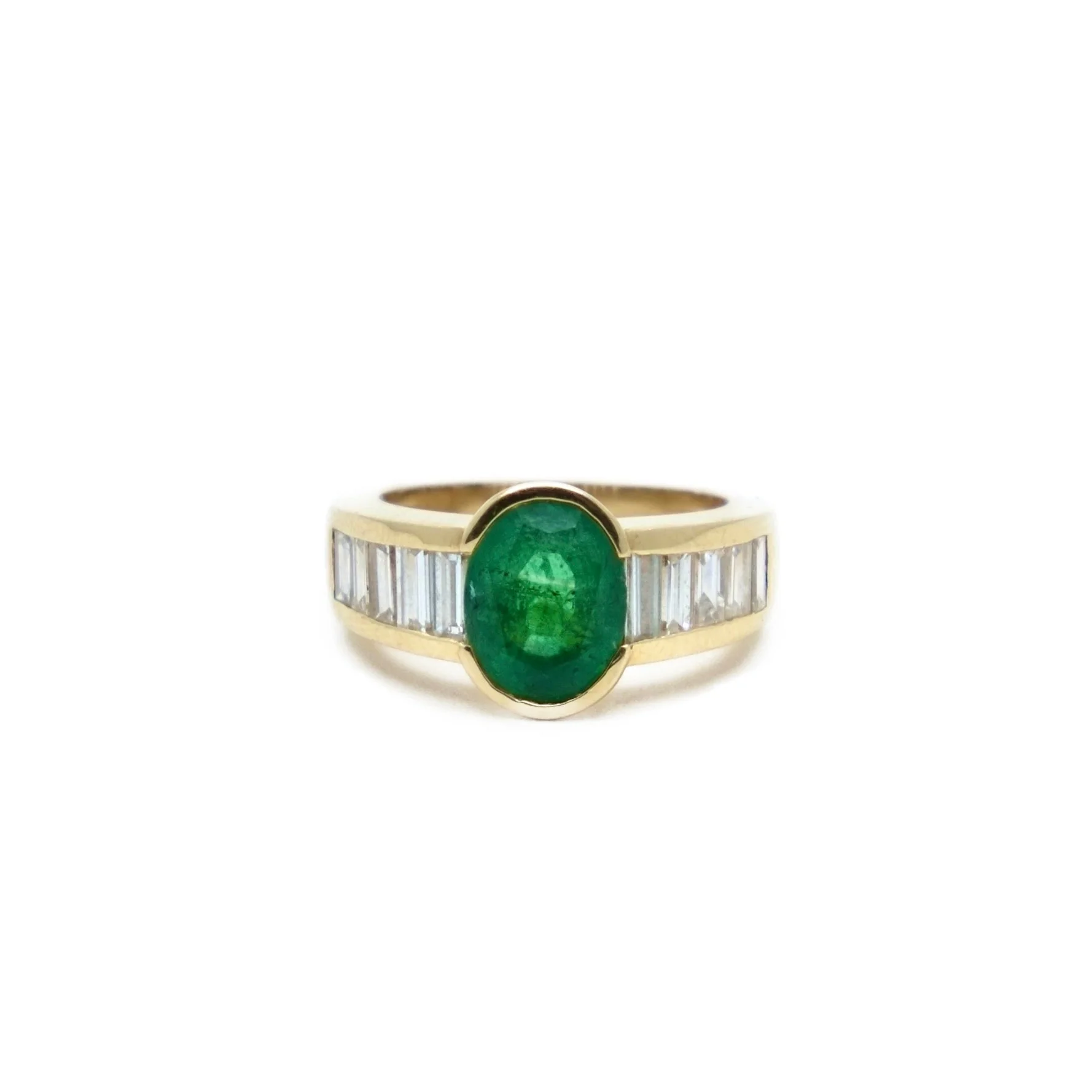 Ring set in yellow gold and emerald