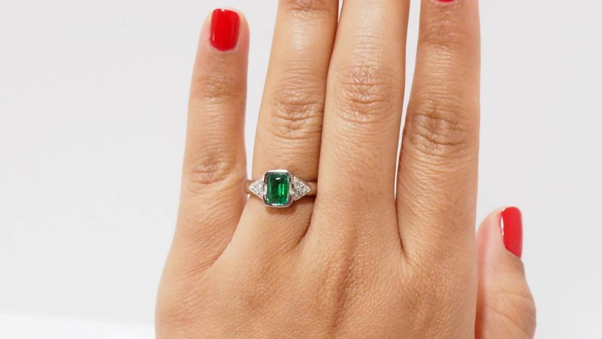 Ring in white gold, emerald and diamonds. - Image 5