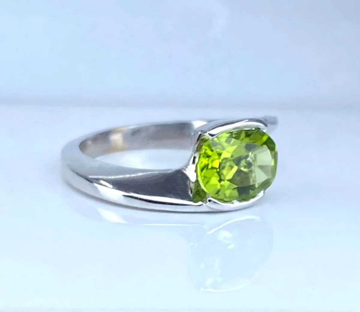 Ring in white gold and peridot - Image 4