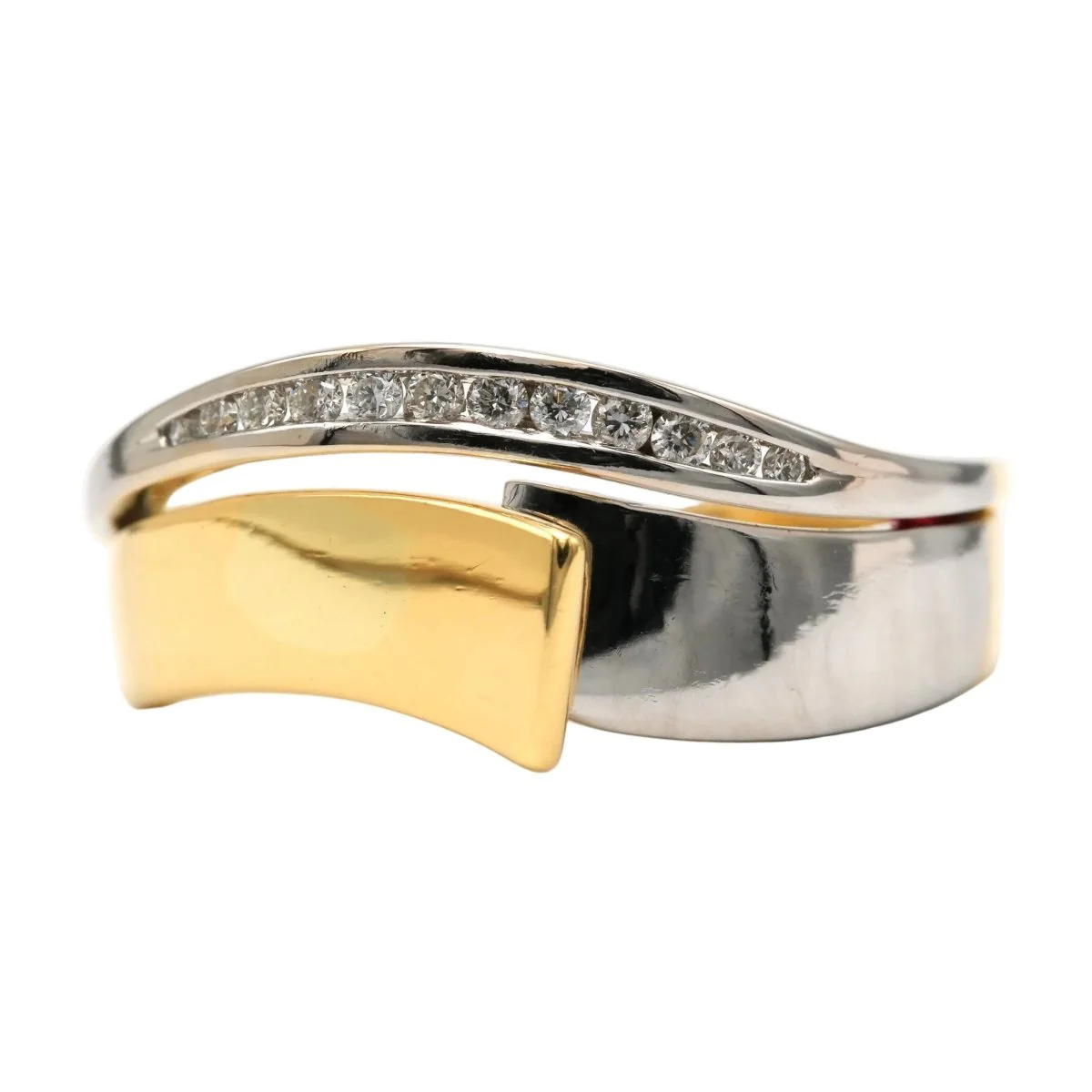 Ring in white gold, yellow gold and diamonds.