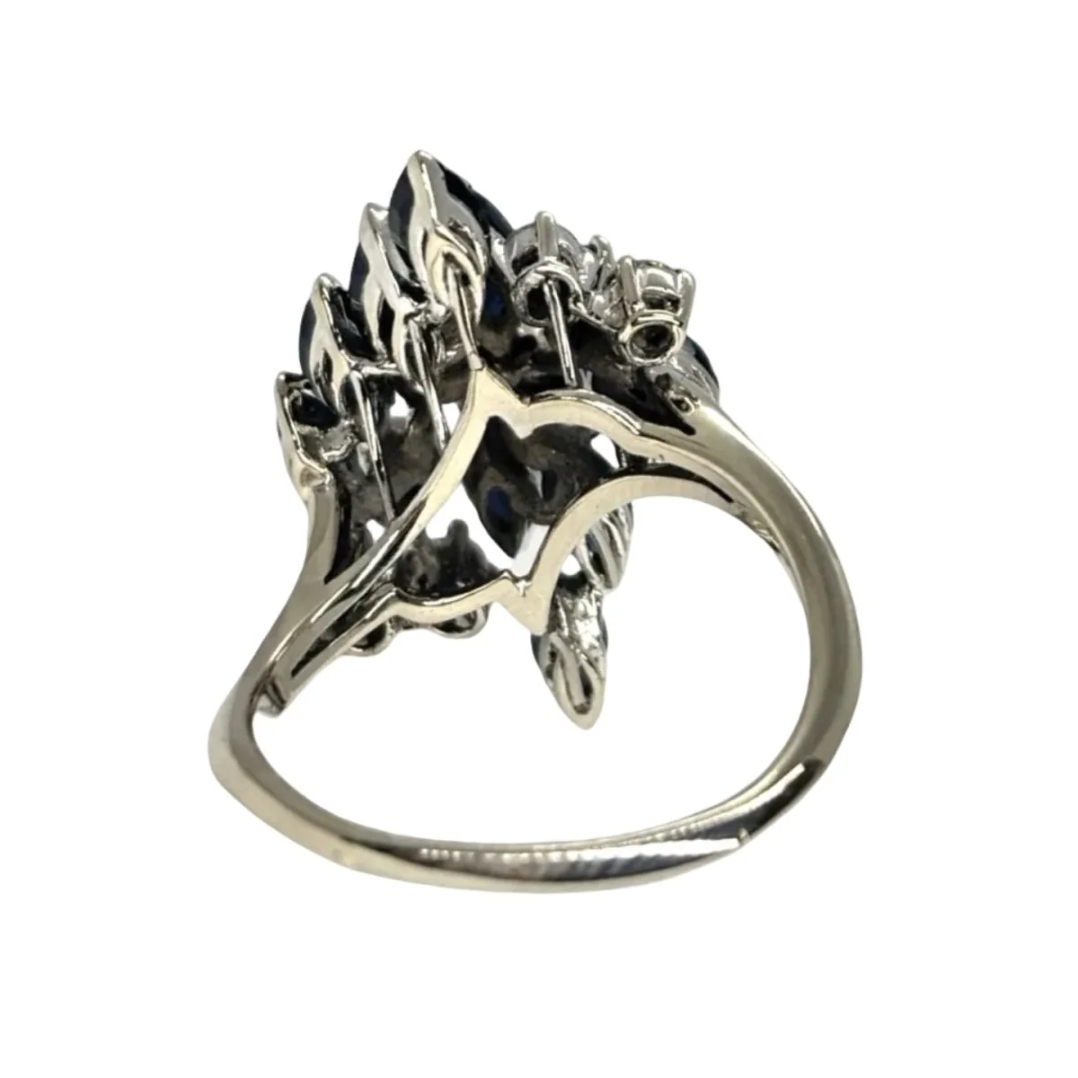 Ring in white gold, sapphires, and diamonds - Image 4