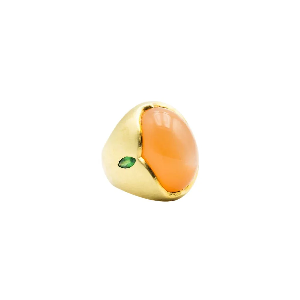 Yellow gold and moonstone Dome Ring - Image 4