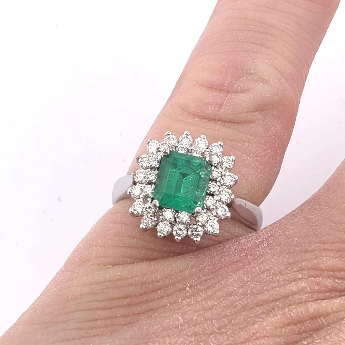 Entourage Ring in white gold, emerald and diamonds - Image 2