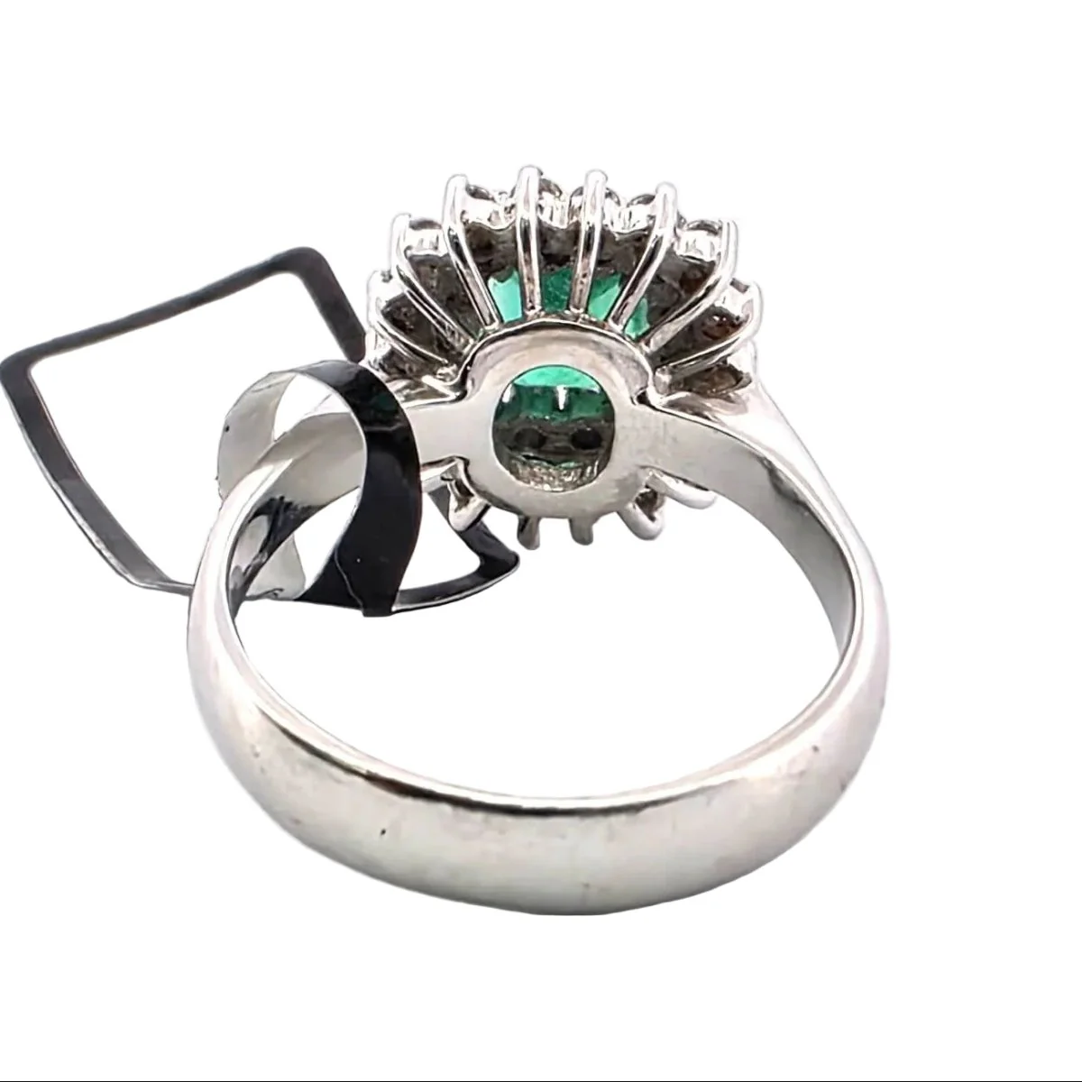 Entourage Ring in white gold, emerald and diamonds - Image 4