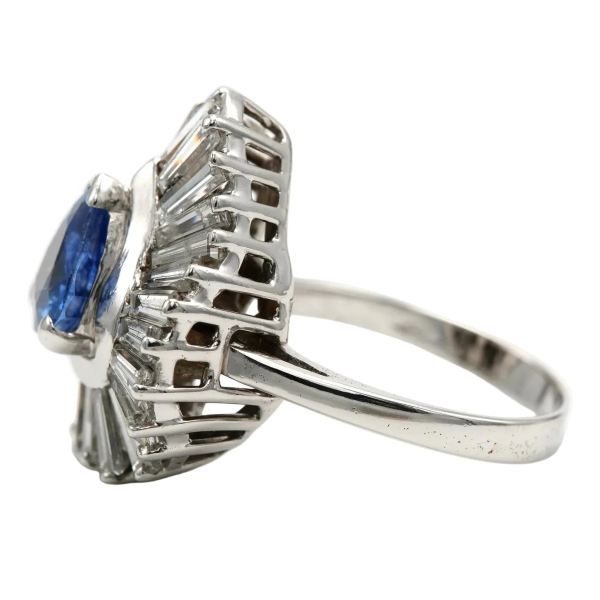 Entourage Ring in White gold, Sapphire and Diamonds - Image 3