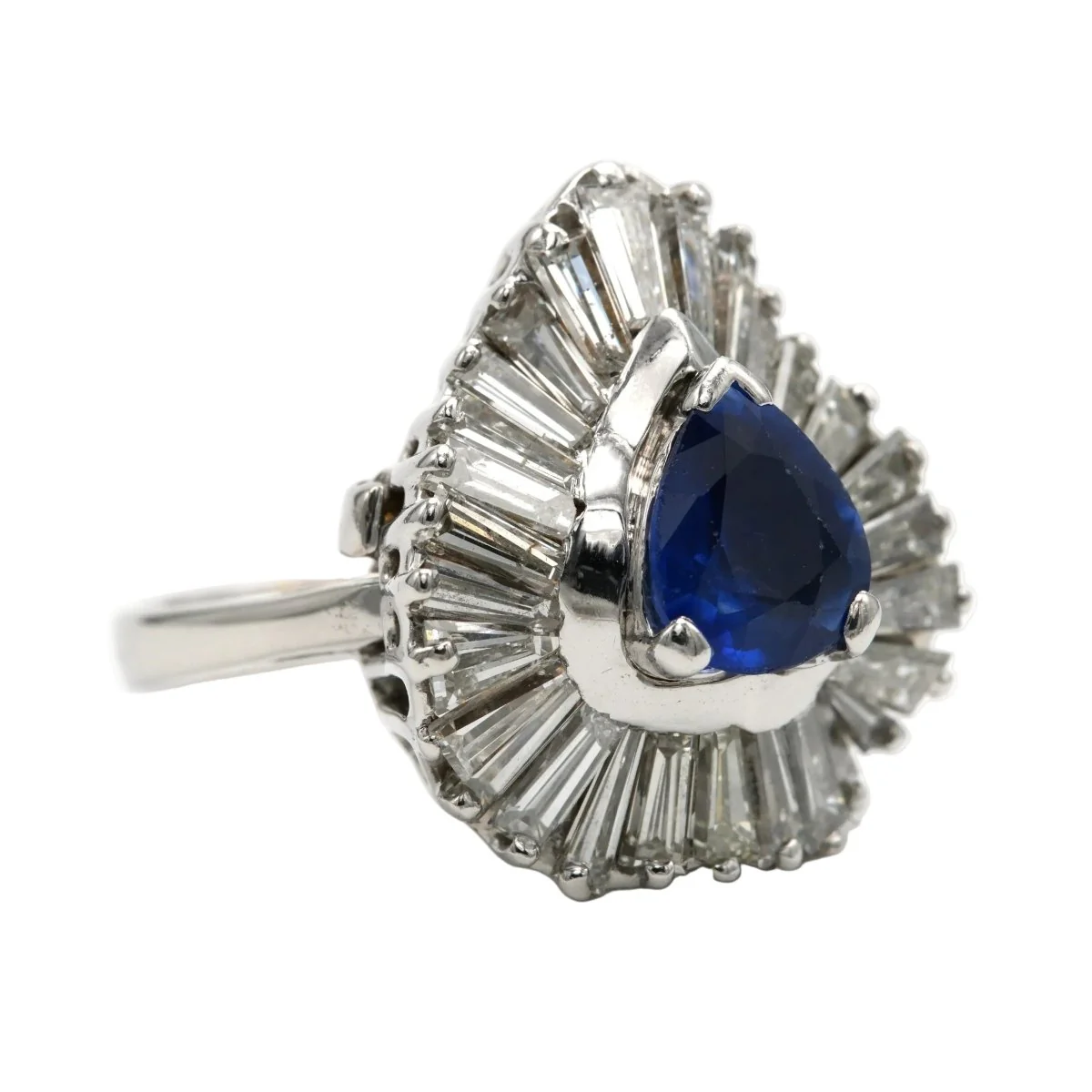 Entourage Ring in White gold, Sapphire and Diamonds - Image 7