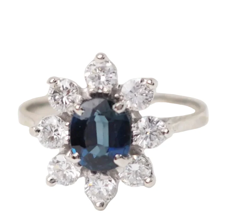 Entourage Ring in White gold, Sapphire and Diamonds